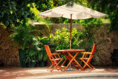 Een aluminium terrasoverkapping in de tuin plaatsen